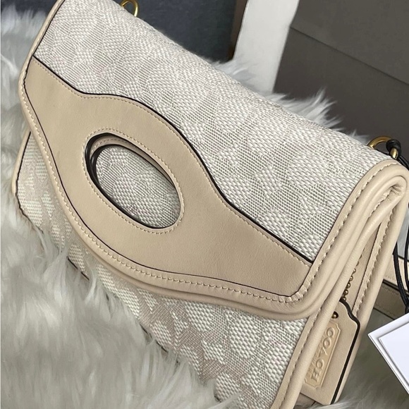 💰SOLD - CA358 - Coach Foldover Cut Out Clutch Crossbody in Signature Jacquard - Picture 4 of 15